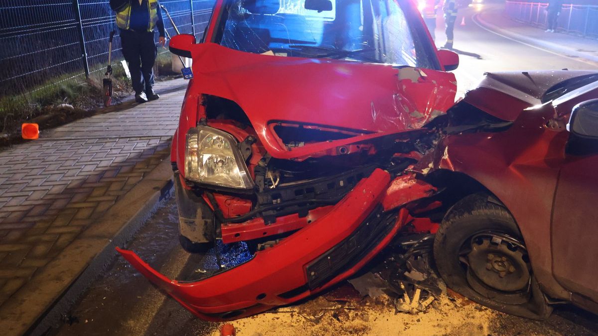 Tři lidé skončili v nemocnici po srážce dvou aut na Olomoucku. Viník neměl za volantem co dělat